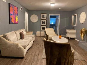 Stylish Remodeled 23 Large beds Near Elvis Presley